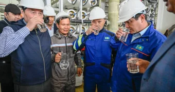 Первую партию опресненной морской воды подали в Жанаозен - ее протестировали аким и глава КМГ