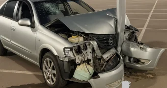 Автомобилист врезался в столб на пустой парковке у торгового центра в Актау