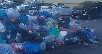 Отдходы прямо на дороге: мусорная свалка образовалась у жилого комплекса в Актау