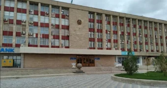 Жильцы не хотят платить: в акимате объяснили появление мусорной свалки у ЖК в Актау