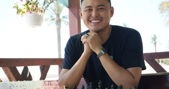 Тренер с голливудской улыбкой бесплатно учит жителей Актау игре в шахматы у моря