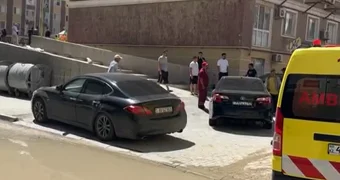 Пожарная и Скорая машины не смогли проехать к месту возгорания в ЖК из-за припаркованных авто в Актау