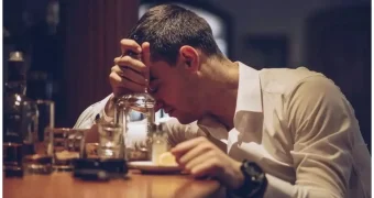 Опасная привычка: нарколог назвал неочевидный признак алкоголизма