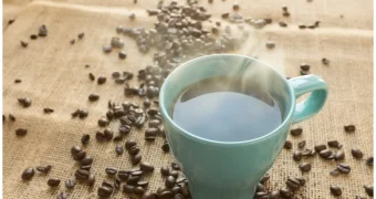 Одна щепотка — напиток станет в 3 раза полезнее: что нужно добавлять в кофе каждый день