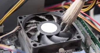 Почему нельзя чистить компьютер пылесосом