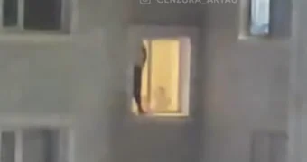 Стоявший на подоконнике мужчина перепугал прохожих в Актау