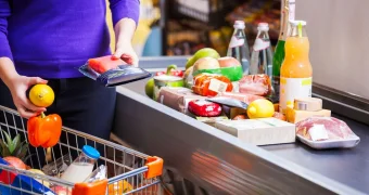 Казахстанцы платят рекордные суммы за привычные продукты: импорт становится недоступным