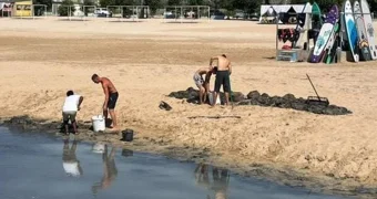 «Черпают ведрами»: жители Актау приняли скопившиеся у побережья водоросли за разлив нефти