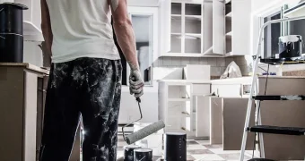 Пара нашла сокровища во время ремонта кухни