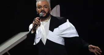 Киркоров упал на сцене во время концерта в Казани (видео)