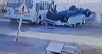 Как в блокбастере: тройное ДТП с переворотом произошло в Жанаозене