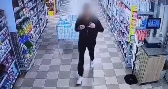 Астанчанин «спрятал» в себе семь украденных бутылок алкоголя