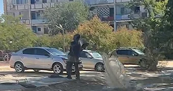 Коммунальщики ведрами выливали вонючую воду из колодцев прямо на дорогу в Актау