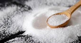 К чему может привести отказ от соли, рассказал врач