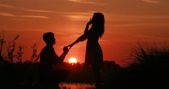 Москвичка напала с ножом на бойфренда и он сделал ей предложение