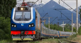 Жесткое торможение поезда в Казахстане: пассажиры пострадали, но столкновения удалось избежать