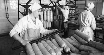 Из чего делали колбасу в СССР и было ли в ней мясо? Состав заставит вздрогнуть — ГОСТ читали не все
