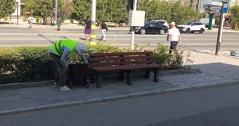 Акимат Актау: в 7 микрорайоне устанавливают новые урны рядом со скамейками