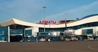 Мужчина поджёг себя в аэропорту Алматы возле кассы (видео)