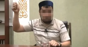 «Бить плетью»: шокирующие лозунги о женщинах вышли на уровень госорганов в Казахстане