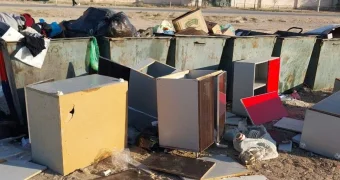 Жителя Жанаозена оштрафовали за выброс мебели в мусорный контейнер