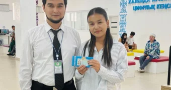 Юным гражданам в Актау вручили первые удостоверения личности