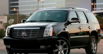 У казахстанца отобрали Cadillac Escalade прямо в ЦОНе, когда он пришёл за красивыми номерами