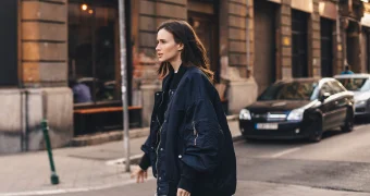 Стилист рассказал, как модно носить куртку-бомбер осенью