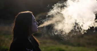 Курение вейпов может привести к раннему старению яйцеклеток – эксперт