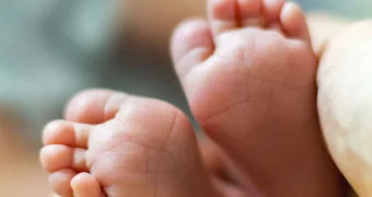 Женщина родила сына в квартире и выбросила новорожденного в унитаз