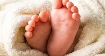 В Казахстане женщина похоронила мертвого младенца, а через 25 лет узнала, что ее дочь жива и живет в США