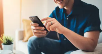 Коварный гаджет: в Китае любовь к телефону довела студента до паралича