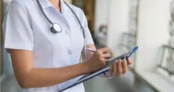 Казахстанка плюнула в офтальмолога и получила крупный штраф