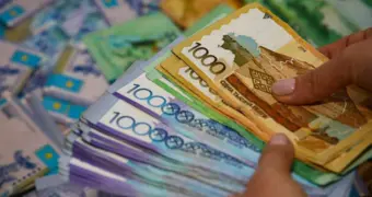 Четыре номинала банкнот перестанут действовать в Казахстане: объявлены сроки