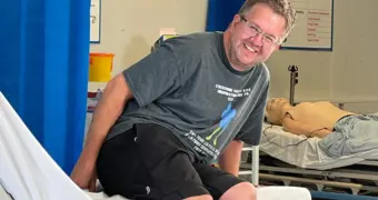 В Британии хирурга, ампутировавшего себе ноги ради страховки, приговорили к тюрьме