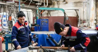 Токаев поручил повысить зарплаты и статус рабочих профессий в Казахстане