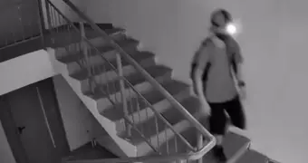 Подросток в Казахстане расставлял кирпичи на крышах так, чтобы они падали на прохожих (видео)