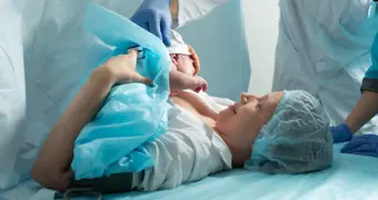 Индийский врач сделал 21 кесарево сечение за десять часов