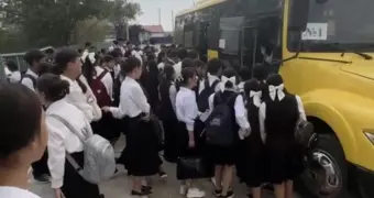 Опасная дорога в школу: дети из села Шетпе едут в автобусах в ежедневной давке