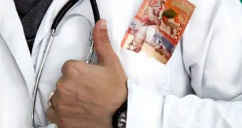 «Проснёшься — если заплатишь»: как работает система «рахметов» в больницах Казахстана