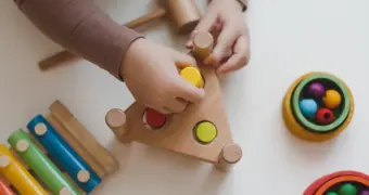 Жительница Атырау написала заявление в полицию на трехлетнюю девочку