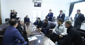 Аким Мангистау встретил родственников погибших в страшной дорожной аварии