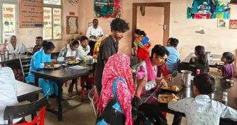 Индийское кафе принимает оплату мусором