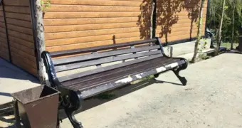 Жителей Актау возмутила установка старых скамеек и урн в парке «Акбота»