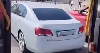 За парковку на остановке оштрафовали водителя Lexus в Актау