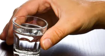 Мужчина проглотил пятисантиметровую иглу, выпив рюмку алкоголя