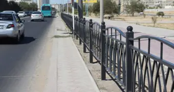 В Актау продолжают устанавливать защитные ограждения вдоль дорог