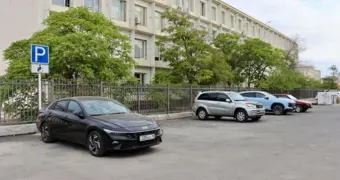 В Актау строят новые автопарковки у школ и жилых домов