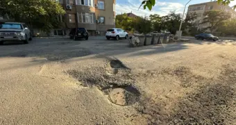 Жители 3 микрорайона в Актау девять месяцев ждут восстановления асфальта после раскопок КЖСА