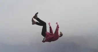 Словно в пропасть: почему возникает ощущение падения во сне и как с ним справиться